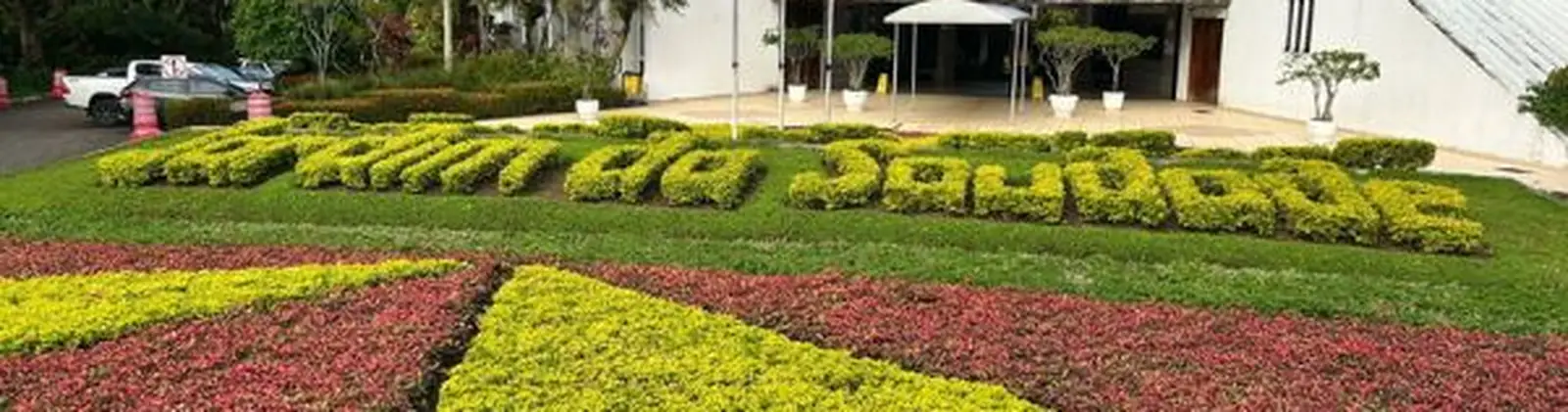 Fachada e jardim de entrada do Cemitério Jardim da Saudade, em Salvador