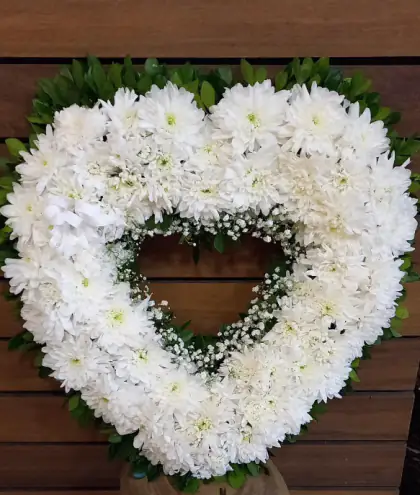 Coração Crisântemo — coroa de flores em Salvador. Arranjo em formato de coração, com crisântemos brancos.