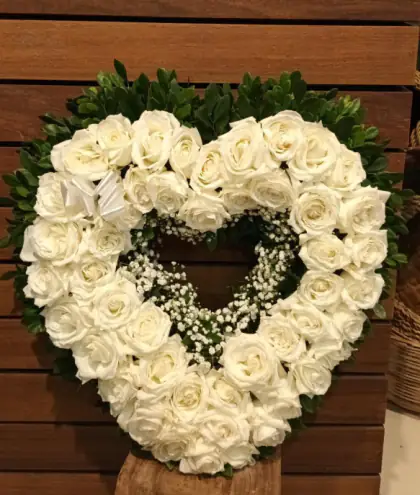 Coração Rosas — coroa de flores em Salvador. Arranjo em formato de coração, com rosas brancas e folhagem.