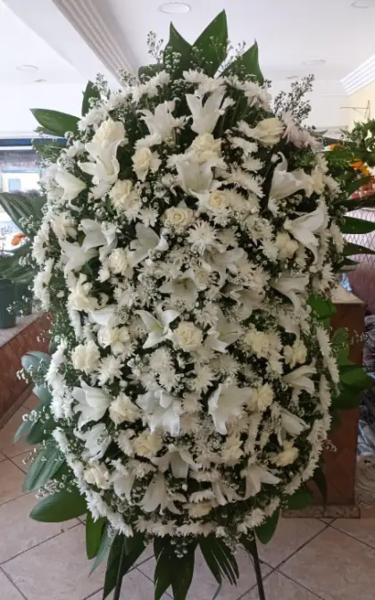 Coroa dupla com Crisântemo e Lírios — coroa de flores em Salvador. Coroa dupla, de porte alto, com crisântemos e lírios brancos.