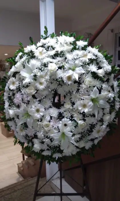 Coroa Especial 3 — coroa de flores em Salvador. Coroa branca com lírios, gérberas e crisântemos.