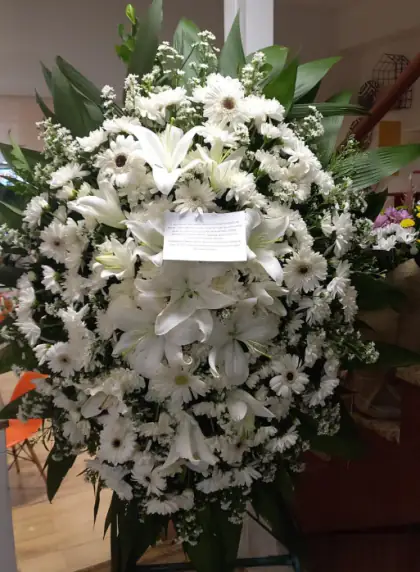 Coroa Especial 4 — coroa de flores em Salvador. Coroa branca com lírios e gérberas, com cartão de mensagem da família.
