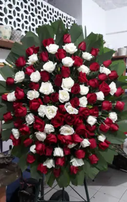 Coroa Especial 5 — coroa de flores em Salvador. Coroa de rosas vermelhas e brancas, com folhagem.