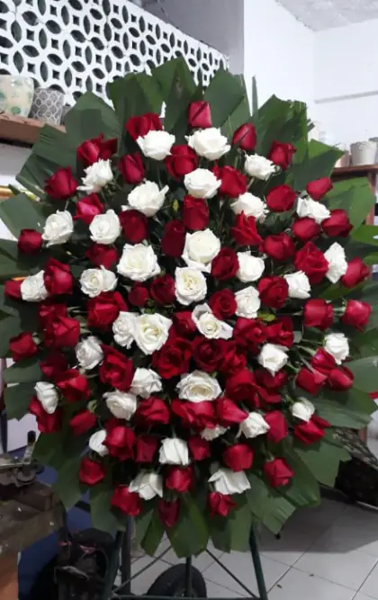 Coroa Especial 5 — coroa de flores em Salvador. Coroa de rosas vermelhas e brancas, com folhagem.