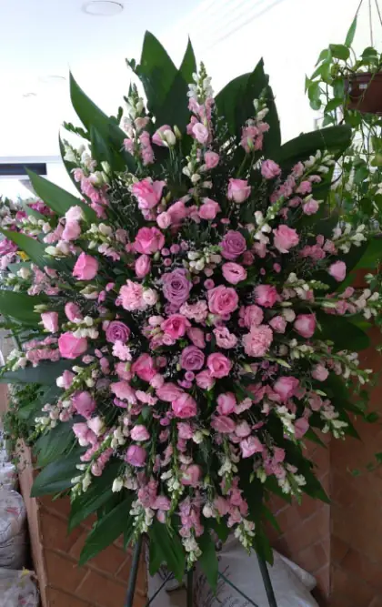 Coroa Especial 6 — coroa de flores em Salvador. Coroa em tons de rosa, com rosas e folhagem.