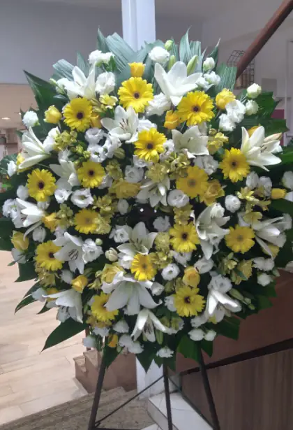Coroa Especial 7 — coroa de flores em Salvador. Coroa em amarelo e branco, com gérberas, lírios e crisântemos.
