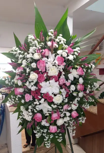Coroa Especial 8 — coroa de flores em Salvador. Coroa em rosa e branco, com rosas e lírios.