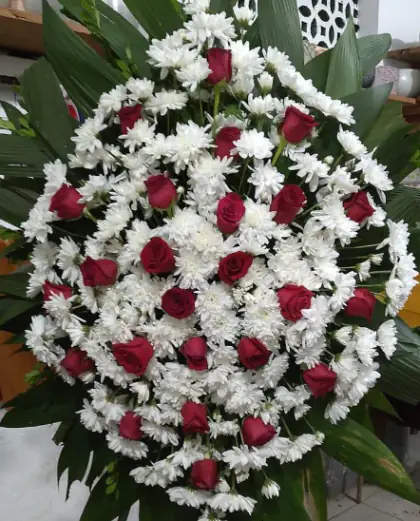 Coroa Gota com Rosas — coroa de flores em Salvador. Coroa em formato de gota, com rosas vermelhas e crisântemos brancos.