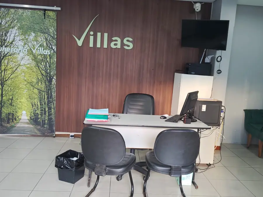 Sala de atendimento da Funerária Villas, com urna em exposição