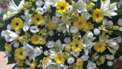Coroa de flores naturais montada pela Funerária Villas, com gérberas e lírios
