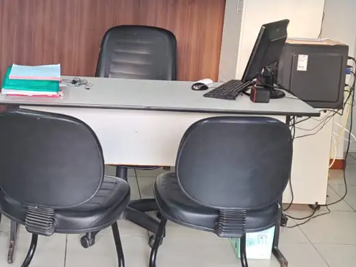 Mesa de atendimento da Funerária Villas, onde a documentação é organizada