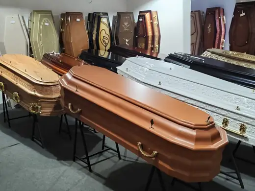 Urnas funerárias em exposição na loja da Funerária Villas