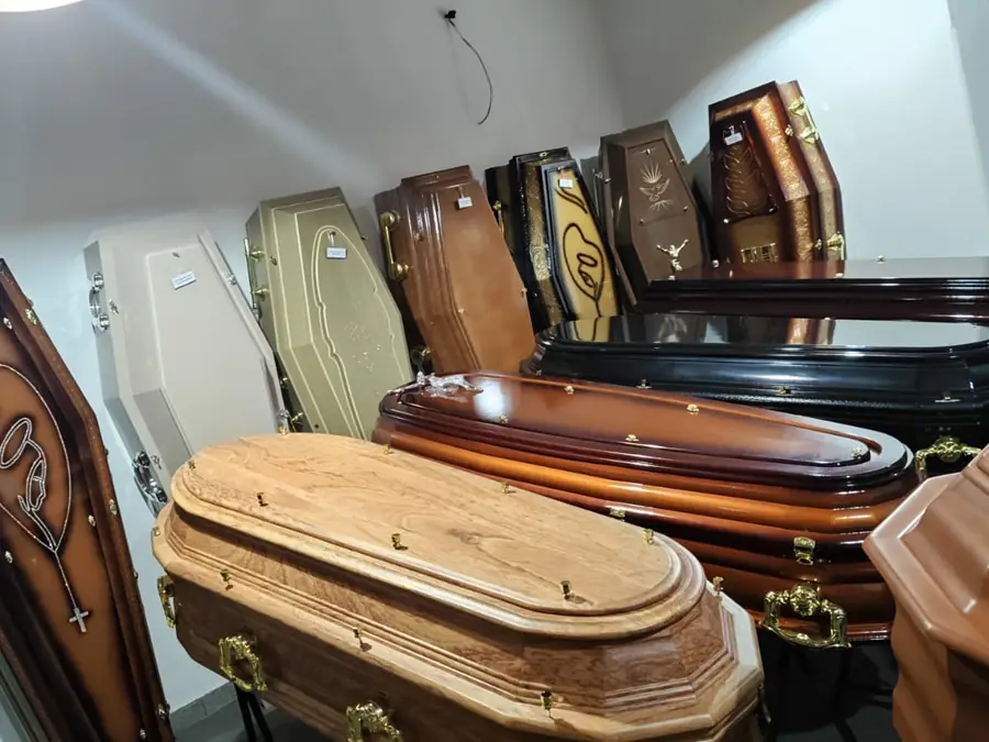 Modelos de urnas em exposição na Funerária Villas
