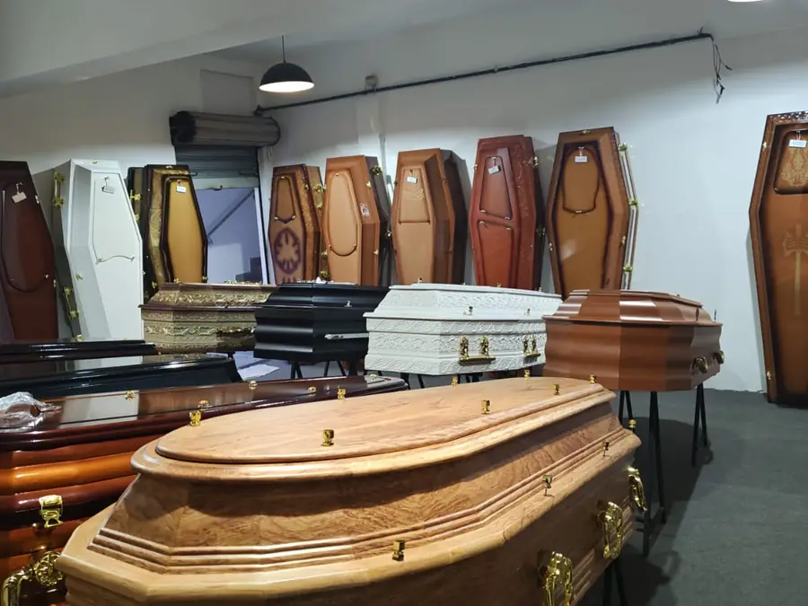 Urnas funerárias de diferentes acabamentos na Funerária Villas