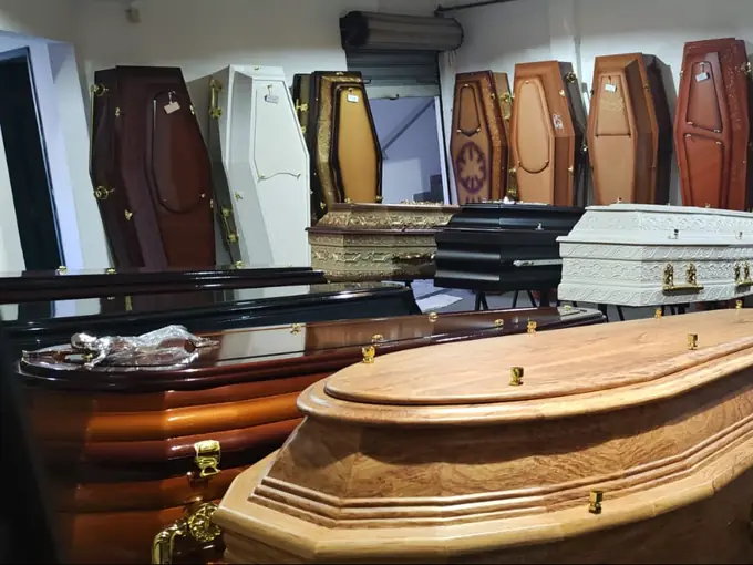 Urnas funerárias de diferentes acabamentos na loja da Funerária Villas
