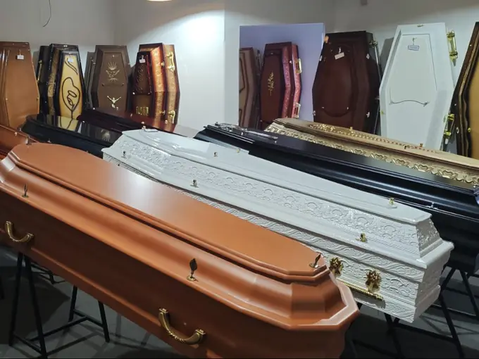 Modelos de urna em exposição na loja da Funerária Villas